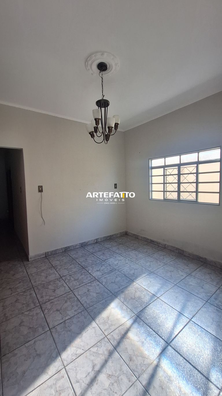  - Casa no Jd. Éden, 250m² de terreno, 3 dorm. sendo uma suíte.