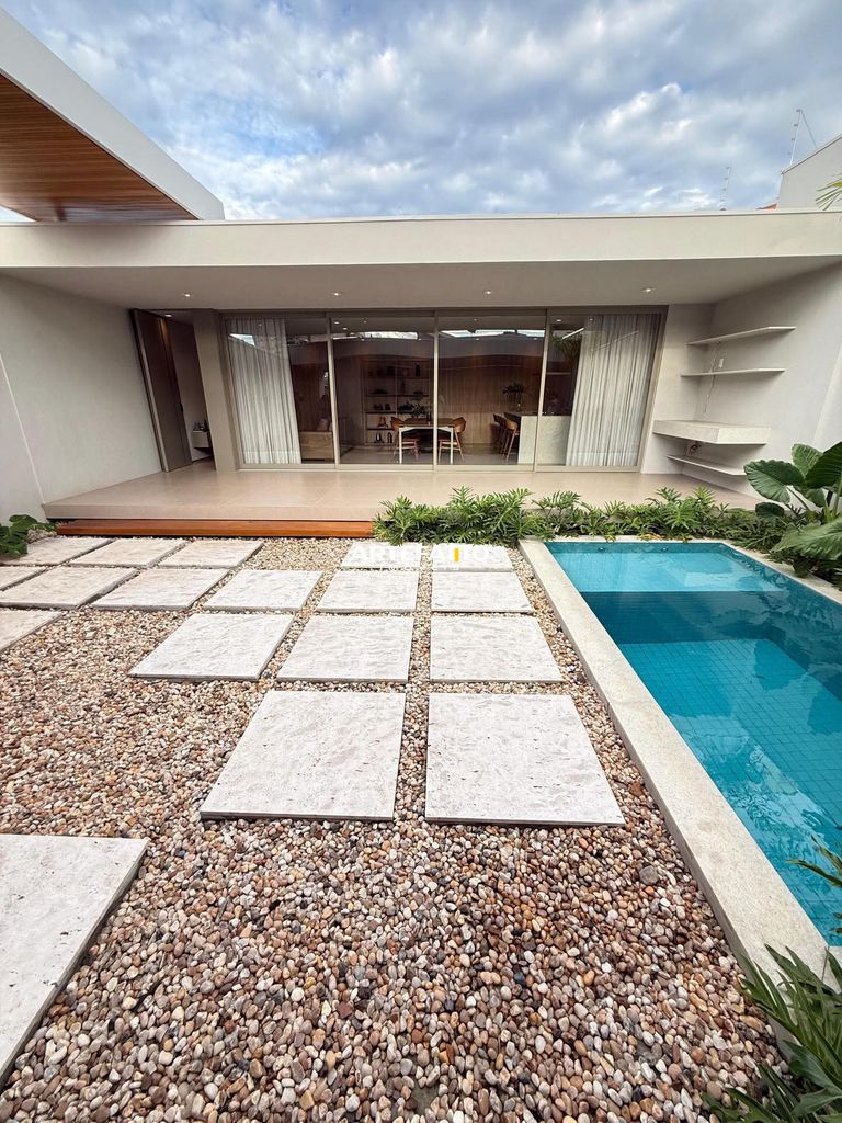  - Casa com 4 Suítes no bairro Parque dos Lima