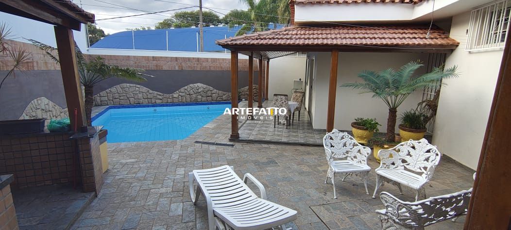  - Casa Parque Castelo, 3 suítes, piscina, garagem 2 carros.
