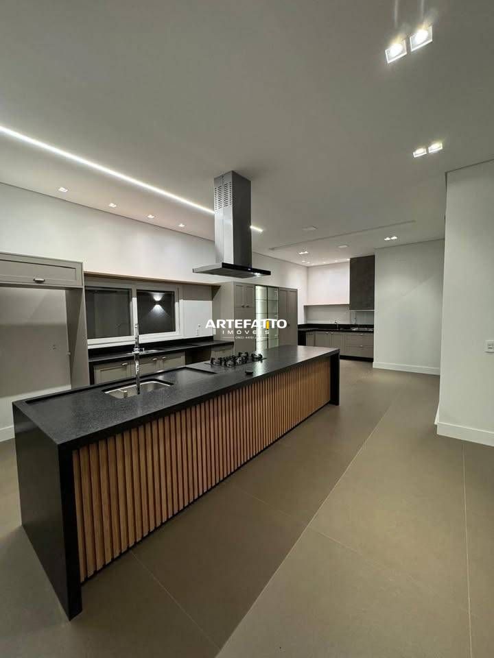  - Casa de condomínio, no Villa Di Capri, em Franca, com 4 suítes.