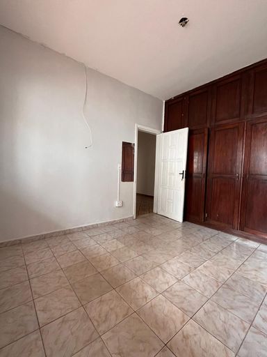 Suíte com armário de madeira embutido