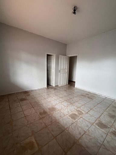 Suíte com armário de madeira embutido