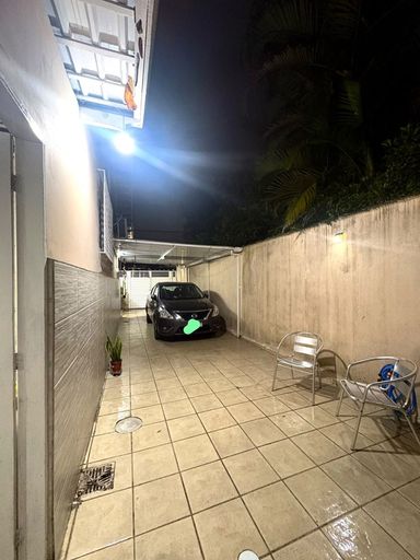 QUINTAL COM GARAGEM PARA 3 CARROS