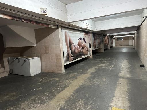 4 Garagem fechada e 18 no terreno ao lado