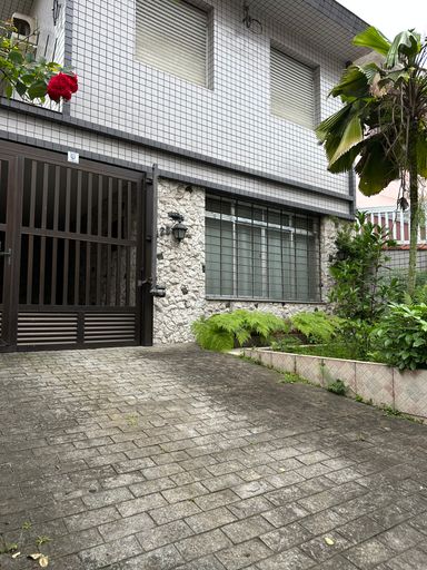 VAGA DE GARAGEM COM VISTA DA CASA