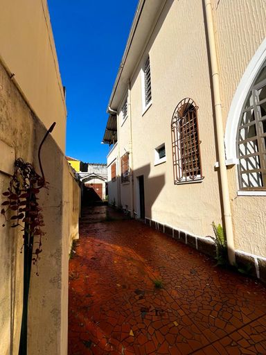Acesso lateral a garagem e quintal