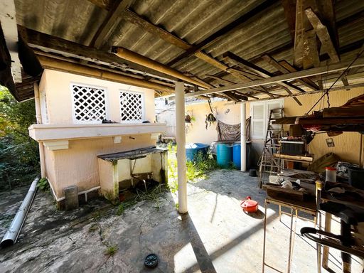 Quintal com varagem fechada, viveiro, lavanderia