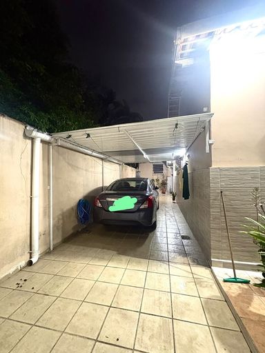 QUINTAL COM GARAGEM PARA 3 CARROS