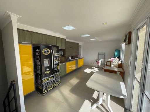 ÁREA SUPERIOR FECHADA COM CHURRASQUEIRA