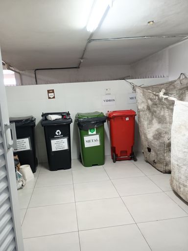 ÁREA DE LIXO SELETIVO