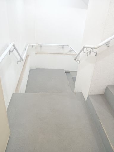 ACESSO A ESCADA DE EMERGÊNCIA  PELO PISO 1