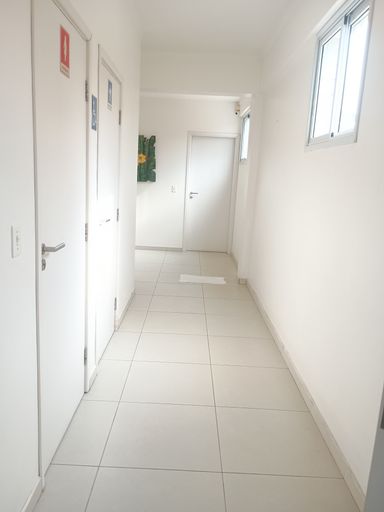 CORREDOR PARA SALAS E COM BANHEIROS ADAPTADOS PISO 1