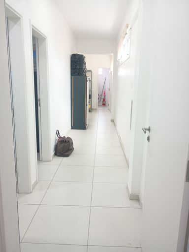 CORREDOR COM SALA S E VESTIÁRIOS ANDAR 2
