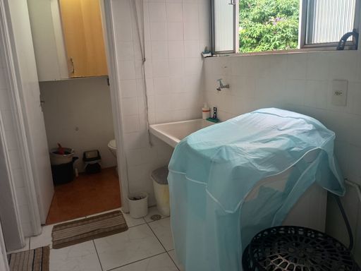 Banheiro com a área de serviço