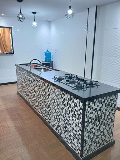 ILHA BEM NO CENTRO DA COZINHA