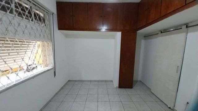 QUARTO COM ARMÁRIOS