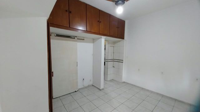 QUARTO COM ARMÁRIOS E ENTRADA PARA A COZINHA
