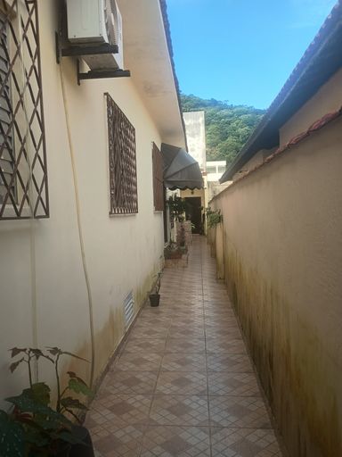 VISTA DO CORREDOR DA FRENTE PARA O FUNDO