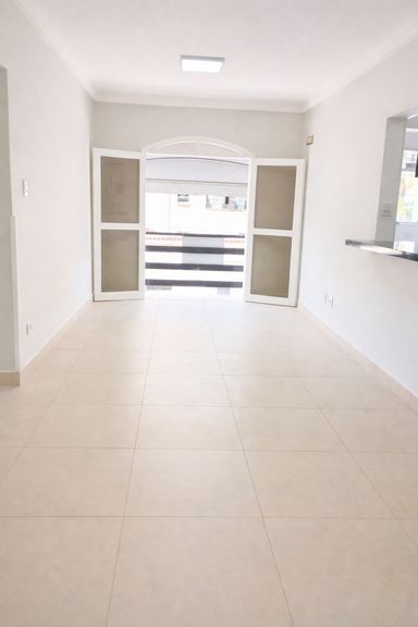 SALA COM ACESSO A SACADA