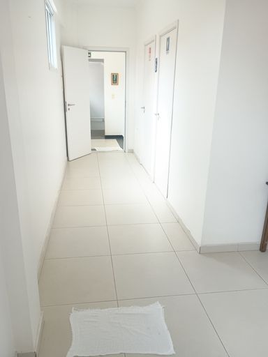 FOTO DO CORREDOR PARA A ESCADA DE EMERGÊNCIA PISO 1
