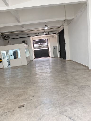 PISO TÉRREO COM PORTÃO DE ENTRADA CARROS E CAMINHÕES