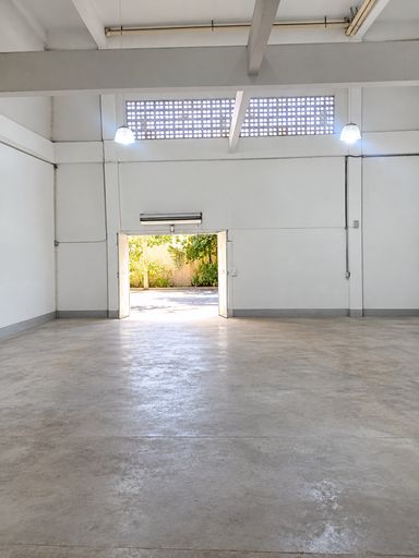 PISO TÉRREO COM SAÍDA PARA FUNDOS
