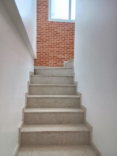 ESCADA EM MÁRMORE PARA O PISO 2