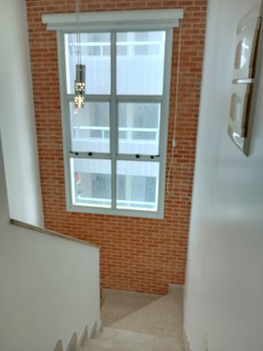 ESCADA COM JANELAS GRANDES DO PISO 1 PARA O PISO 2
