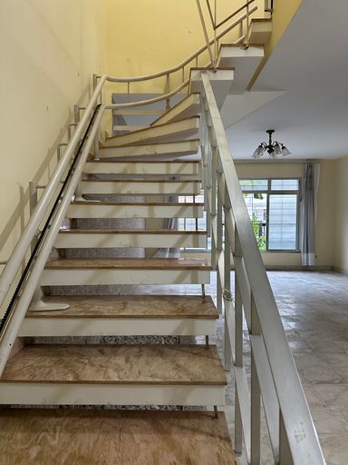 ESCADA EM MÁRMORE COM ELEVADOR