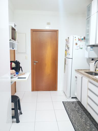 SAINDO DA ÁREA DE SERVIÇO PARA A COZINHA COM SAÍDA DE SERVIÇO
