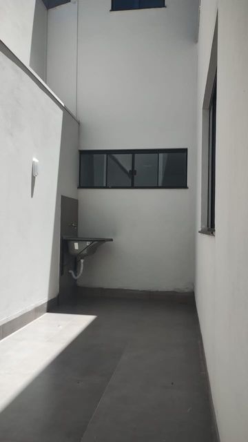 ÁREA LIVRE NOS FUNDOS