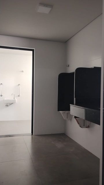 BANHEIROS MASCULINO E FEMININO COM ACESSIBILIDADE