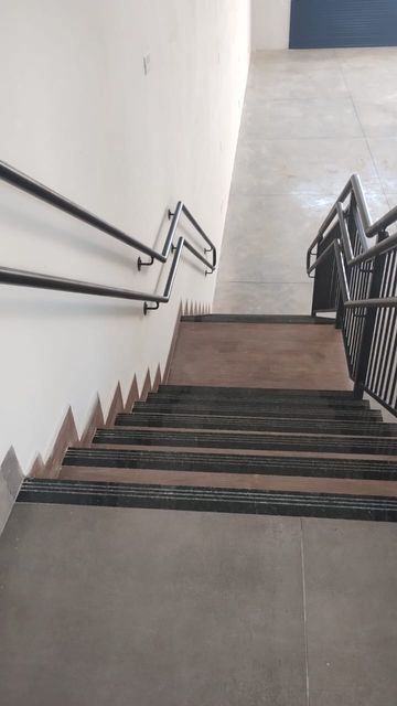 ESCADARIA DE ACESSO SUPERIOR AO MEZANINO