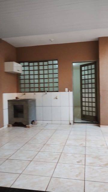 ÁREA DE SERVIÇO E ENTRADA PARA A COZINHA