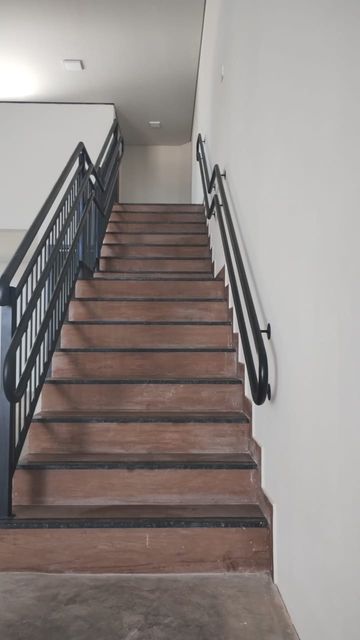 ESCADARIA DE ACESSO SUPERIOR AO MEZANINO