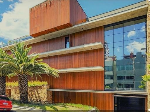 RESERVE, APARTAMENTO AMPLO 258,77 PRIVATIVOS, MOBILIADO E DECORADO COM 4 SUITES E 4 GARAGENS EM TORRES-RS