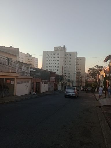 Fachada ( rua larga excelente localização)