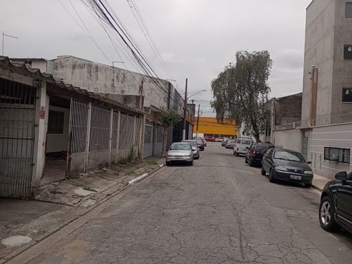 à 200 metros da Marechal Tito