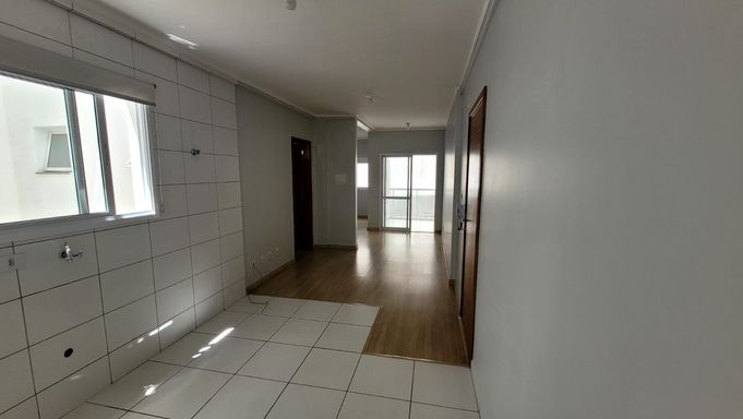 VISTA DA SALA E COZINHA INTEGRADA COM SACADA AO FUNDO