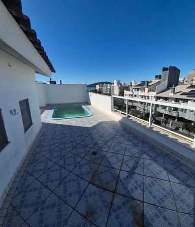 Dek com piscina