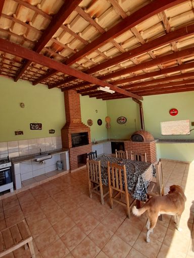 Churrasqueira com amplo espaço de 80m2 , com banheiro e dispensa
