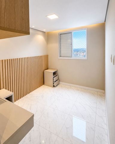 Quarto (suíte) principal, com cabeceira de painel ripado.