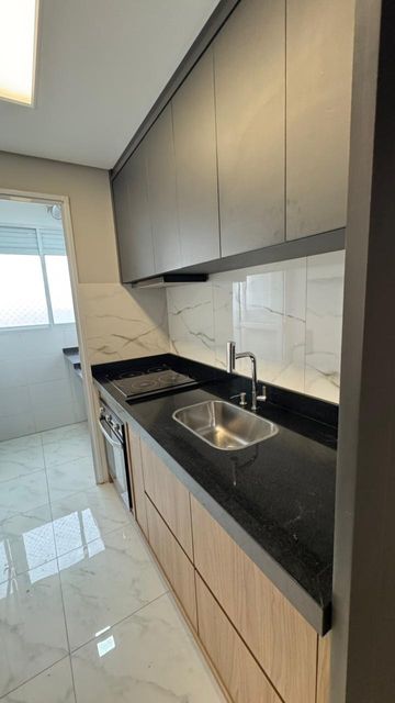Cozinha com móveis planejados, pia em granito e cuba funda de inox.Acesso a area de serviço com porta.