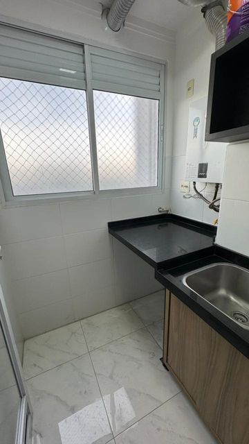Balcão que acomoda abaixo máquina de lavar horizonal, cuba funda em inox.