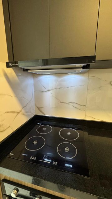 cooktop indução, coifa retrátil Eletrolux.