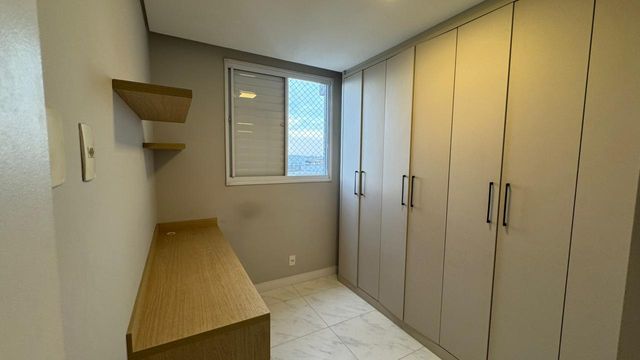 Escritório/Closet, com móveis planejados.