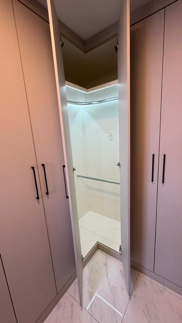 Escritório/Closet, com móveis planejadoos, com area central iluminada em led após abertura de porta.