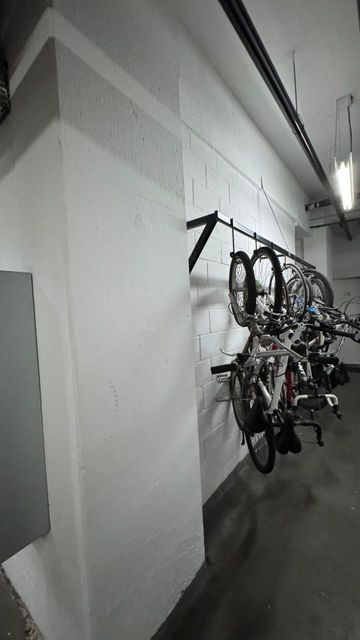 Bicicletário coberto, com suportes para armazenamento das bicicletas dos moradores.