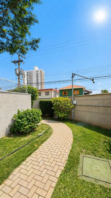 Trecho da área externa, pista de cooper/caminhada.