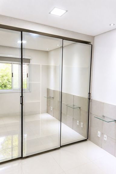 Dormitório com armário espelhado e excelente aproveitamento de espaço.